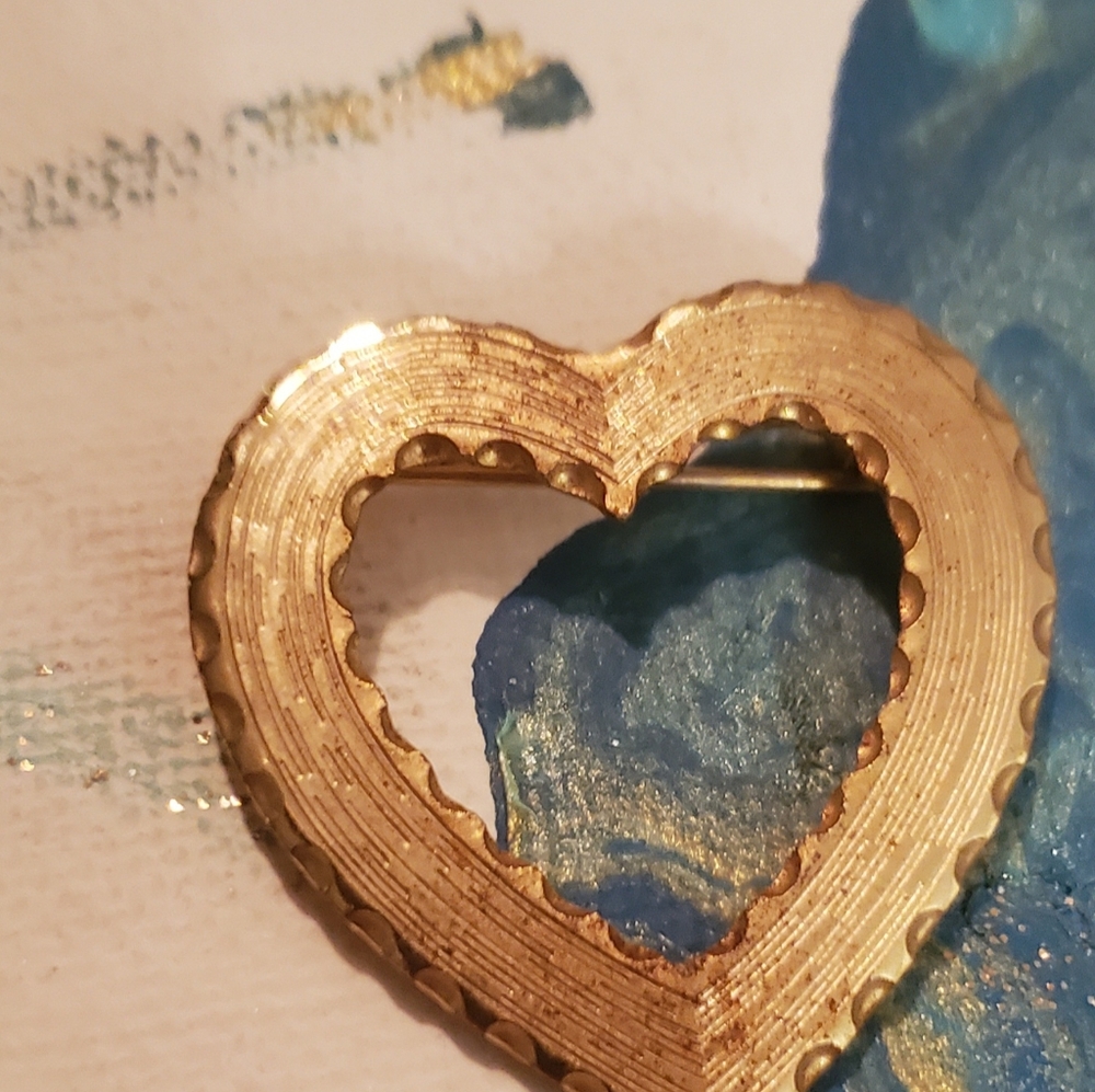 VINTAGE GOLD TONE HEART BROOCH